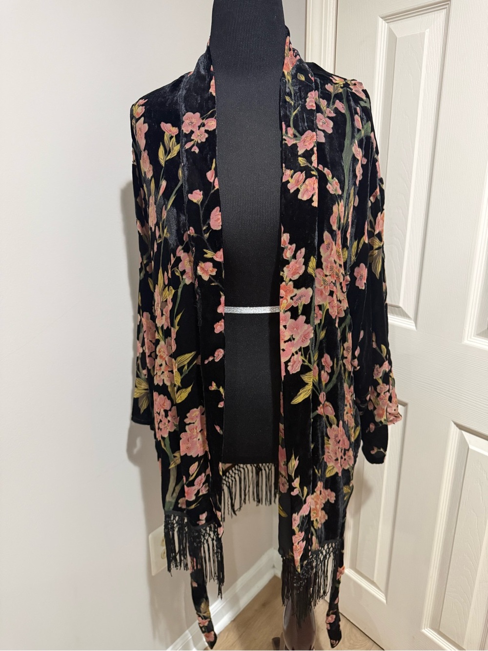 Lucy Paris Black Velvet Floral burnout Kimono Robe with Pink Flowers Sz Large - Picture 12 of 13